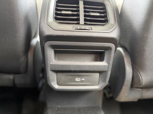 Used 2025 Volkswagen Taos SE AWD/4WD image 12