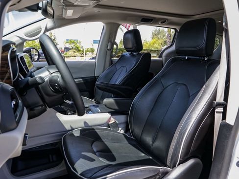 Used 2023 Chrysler Pacifica Limited FWD image 16