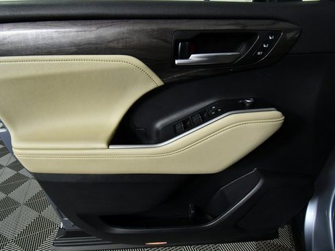 Used 2023 Toyota Highlander Limited image 21