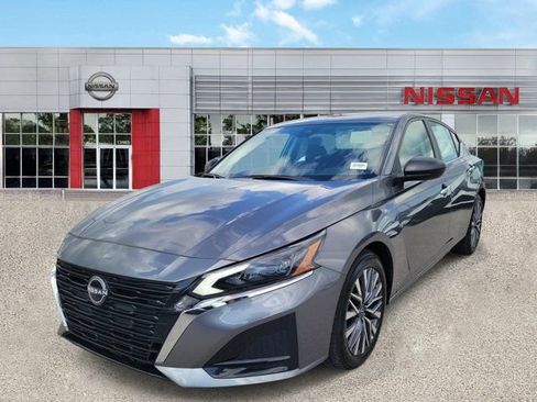 Certified 2025 Nissan Altima 2.5 SV FWD image 10