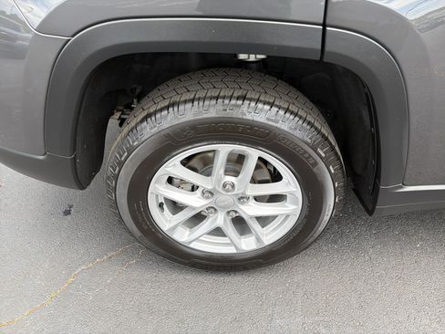 Used 2023 Jeep Grand Cherokee Laredo AWD/4WD image 21