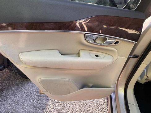 Used 2017 Volvo XC90 T6 Momentum w/ Vision Package image 16
