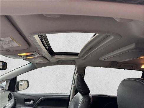 Used 2017 Toyota Sienna SE Premium image 11