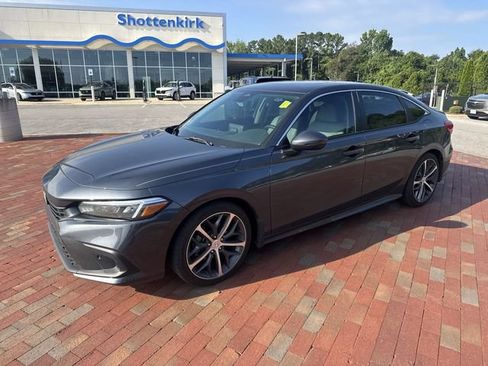 Used 2023 Honda Civic Touring image 4