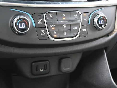 Used 2023 Chevrolet Traverse LS image 22