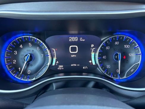 Used 2024 Chrysler Pacifica Touring-L image 28