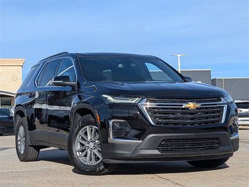 Used 2023 Chevrolet Traverse LT image 2