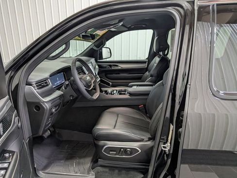 Used 2025 Jeep Wagoneer 4WD image 16