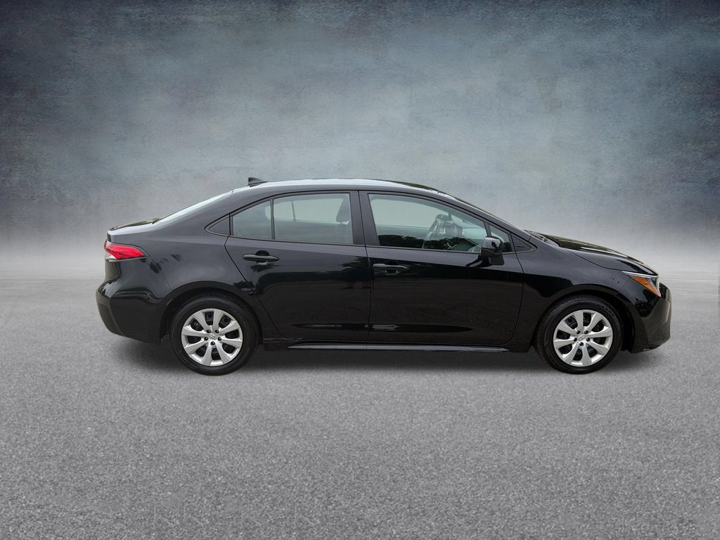 Used 2025 Toyota Corolla LE FWD image 4
