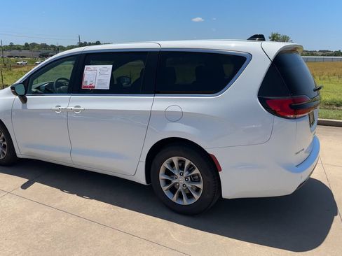 Used 2026 Chrysler Pacifica Limited FWD image 7