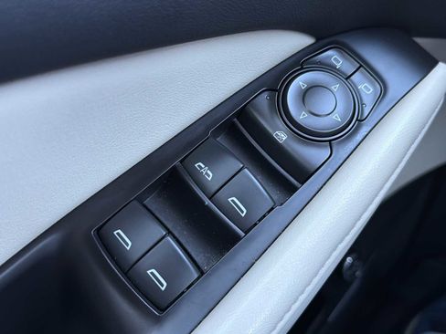 Used 2018 Buick Enclave Essence image 19