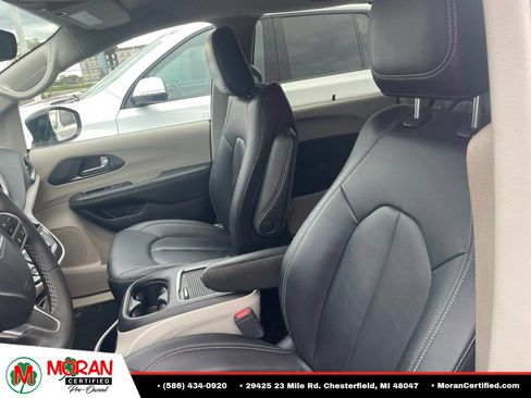 Used 2024 Chrysler Pacifica Touring-L FWD image 9