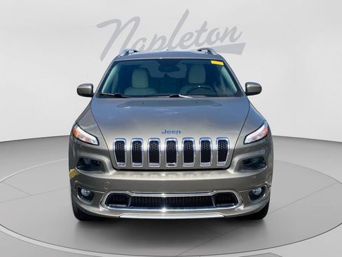 Used 2017 Jeep Cherokee Overland AWD/4WD image 2