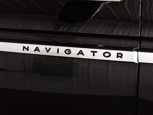 Used 2025 Lincoln Navigator Reserve AWD/4WD image 12