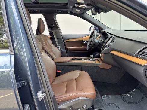 Used 2023 Volvo XC90 T8 Core AWD/4WD image 16