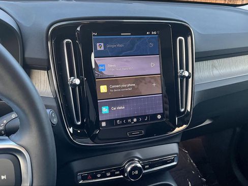 Used 2025 Volvo XC40 B5 Core w/ Protection Package Premier image 9