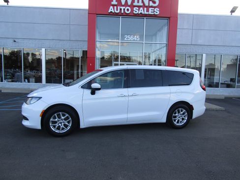 Used 2022 Chrysler Voyager LX image 2