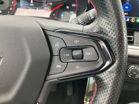 Used 2025 Chevrolet Trax RS FWD image 27