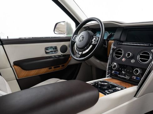 Certified 2019 Rolls-Royce Cullinan AWD/4WD image 33