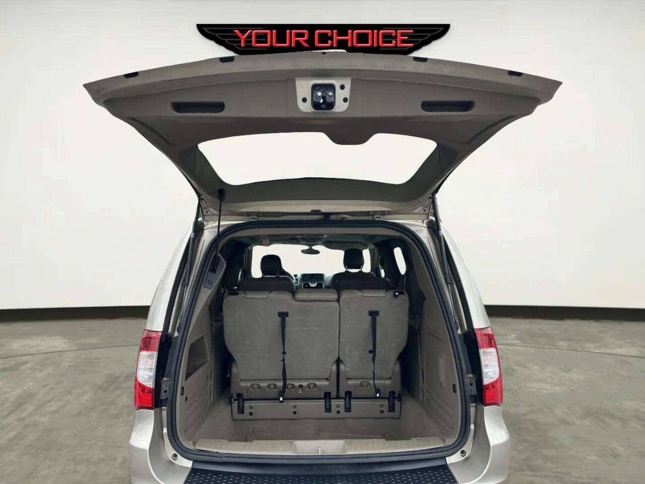 Used 2014 Chrysler Town & Country Touring FWD image 24