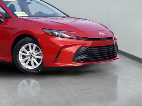 Used 2025 Toyota Camry LE image 3