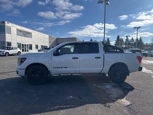 Used 2018 Nissan Titan SV w/ SV Convenience Package image 4