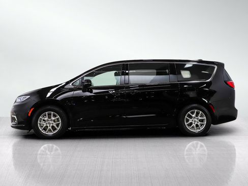 Used 2025 Chrysler Pacifica Select FWD image 2