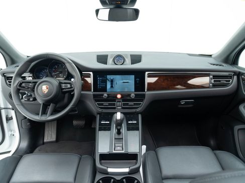 Certified 2025 Porsche Macan image 18