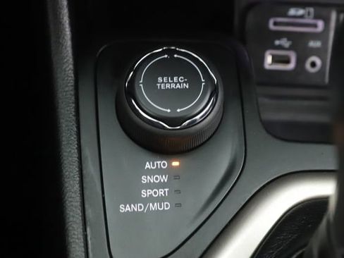 Used 2018 Jeep Cherokee Limited image 25