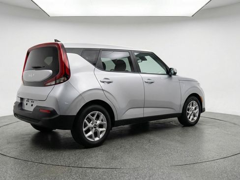 Used 2025 Kia Soul LX w/ LX Technology Package FWD image 9