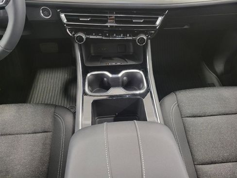 Certified 2025 Chevrolet Traverse LT AWD/4WD image 16