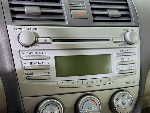 Used 2010 Toyota Camry LE image 5