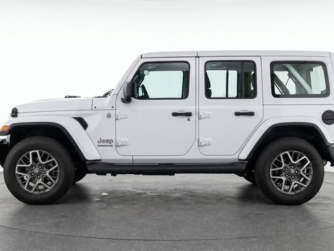 Used 2025 Jeep Wrangler Sahara image 5