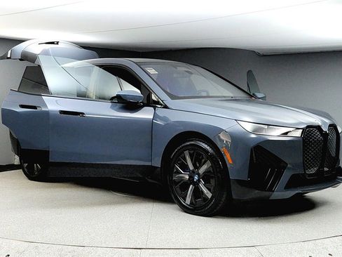 Used 2025 BMW iX xDrive50 w/ Premium Package image 9