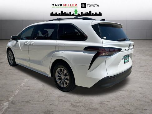 Used 2023 Toyota Sienna XLE FWD image 3