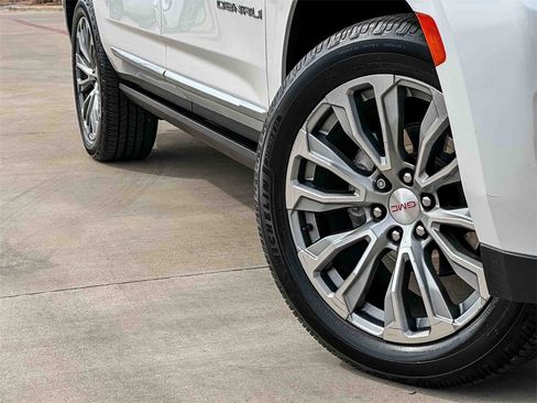 Used 2021 GMC Yukon XL Denali w/ Denali Premium Package image 9