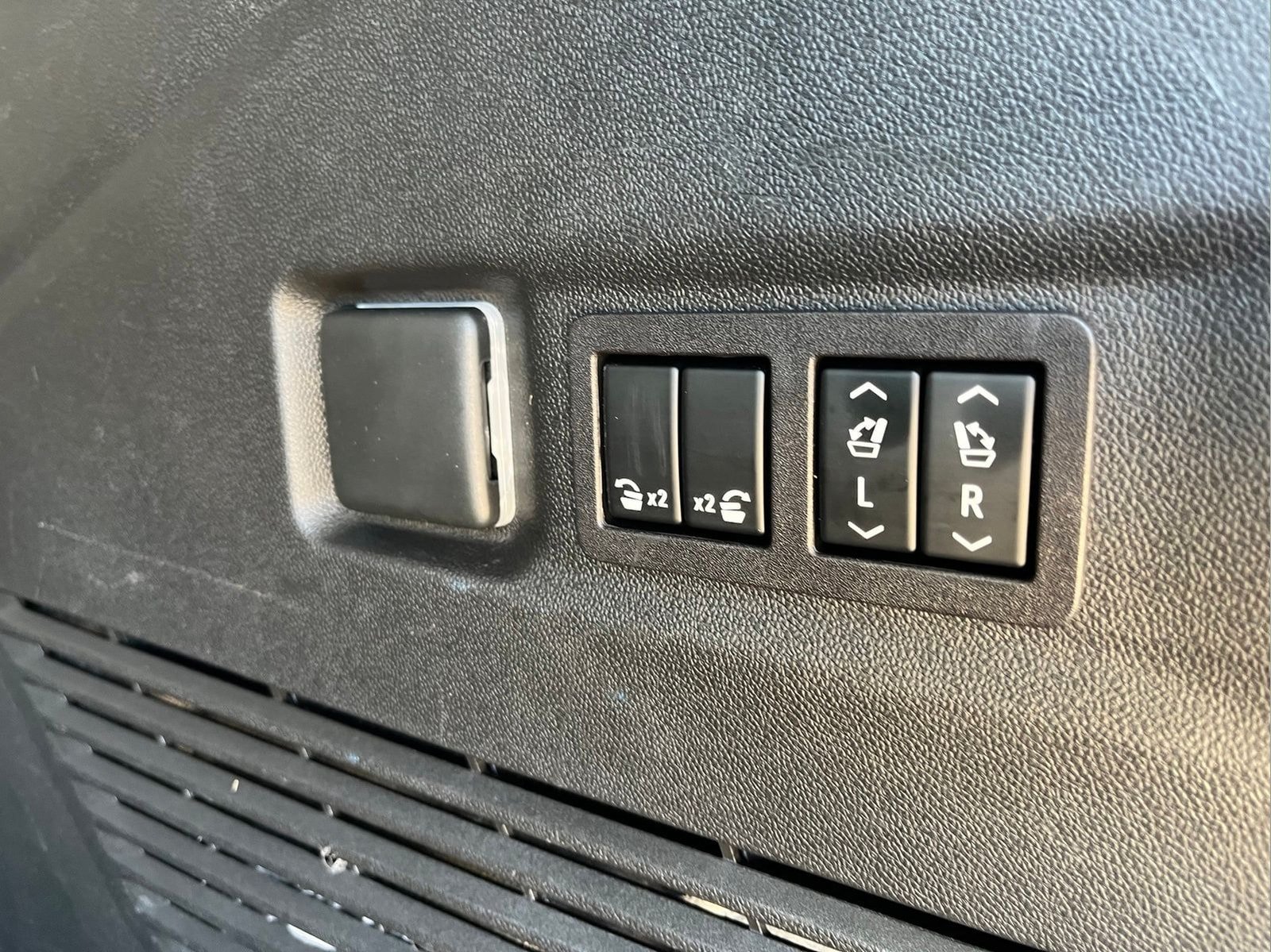 Used 2023 GMC Yukon XL Denali Ultimate w/ LPO, Floor Liner Package AWD/4WD image 41