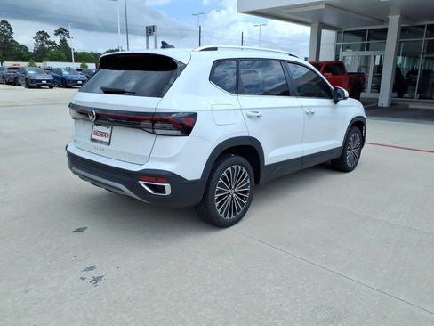 New 2026 Volkswagen Taos SE FWD image 5