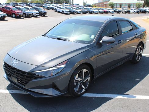 Used 2023 Hyundai Elantra SEL w/ Convenience Package FWD image 4