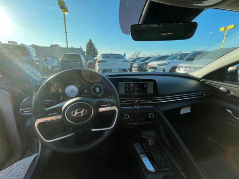 Used 2025 Hyundai Elantra Limited image 35