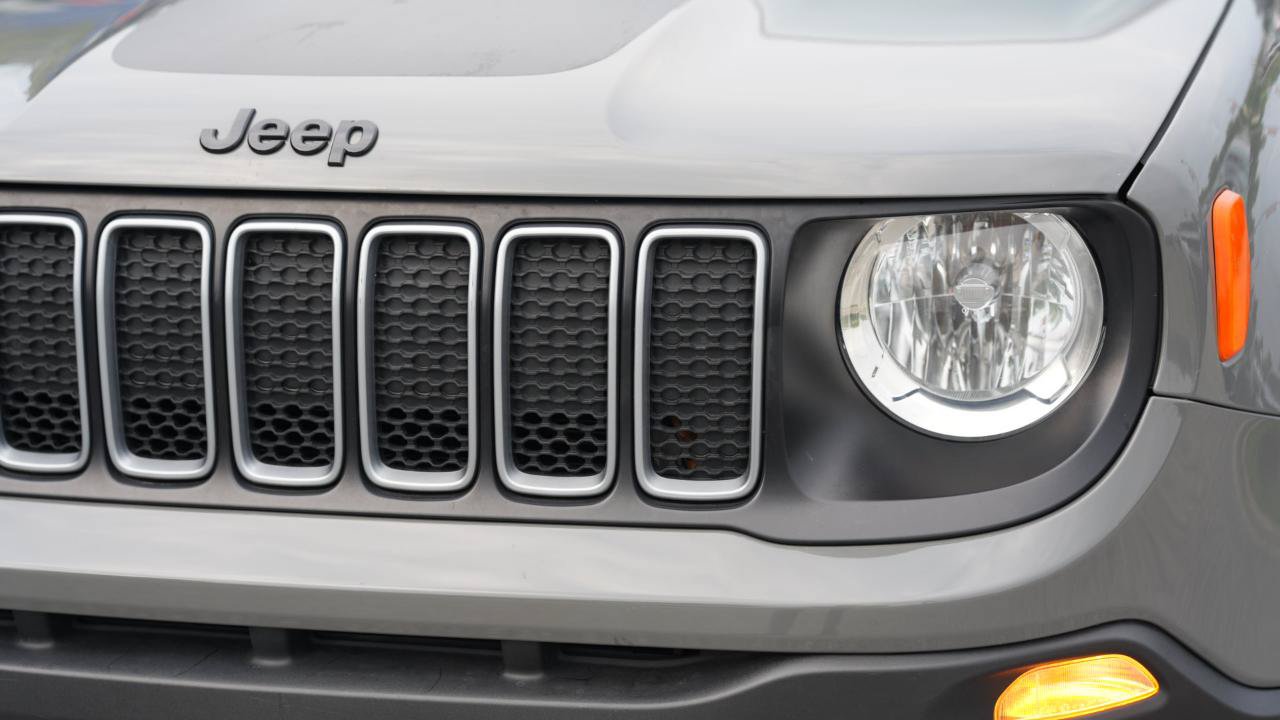 Used 2023 Jeep Renegade Latitude w/ Sun/Sound Group AWD/4WD image 4