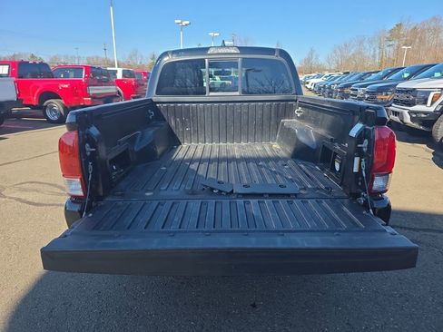 Used 2016 Toyota Tacoma TRD Sport image 15