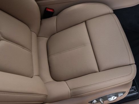 Certified 2026 Porsche Macan AWD/4WD image 41