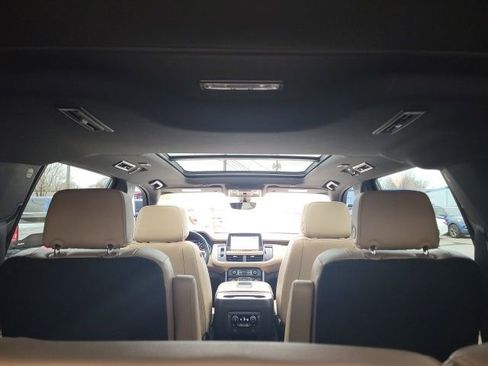 Used 2021 Chevrolet Suburban Premier w/ Premium Package image 18