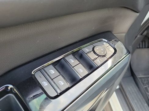 Used 2024 Nissan Pathfinder SL w/ SL Premium Package FWD image 18