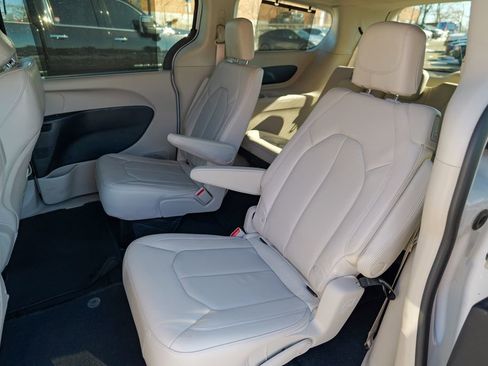 Used 2021 Chrysler Pacifica Touring-L image 21