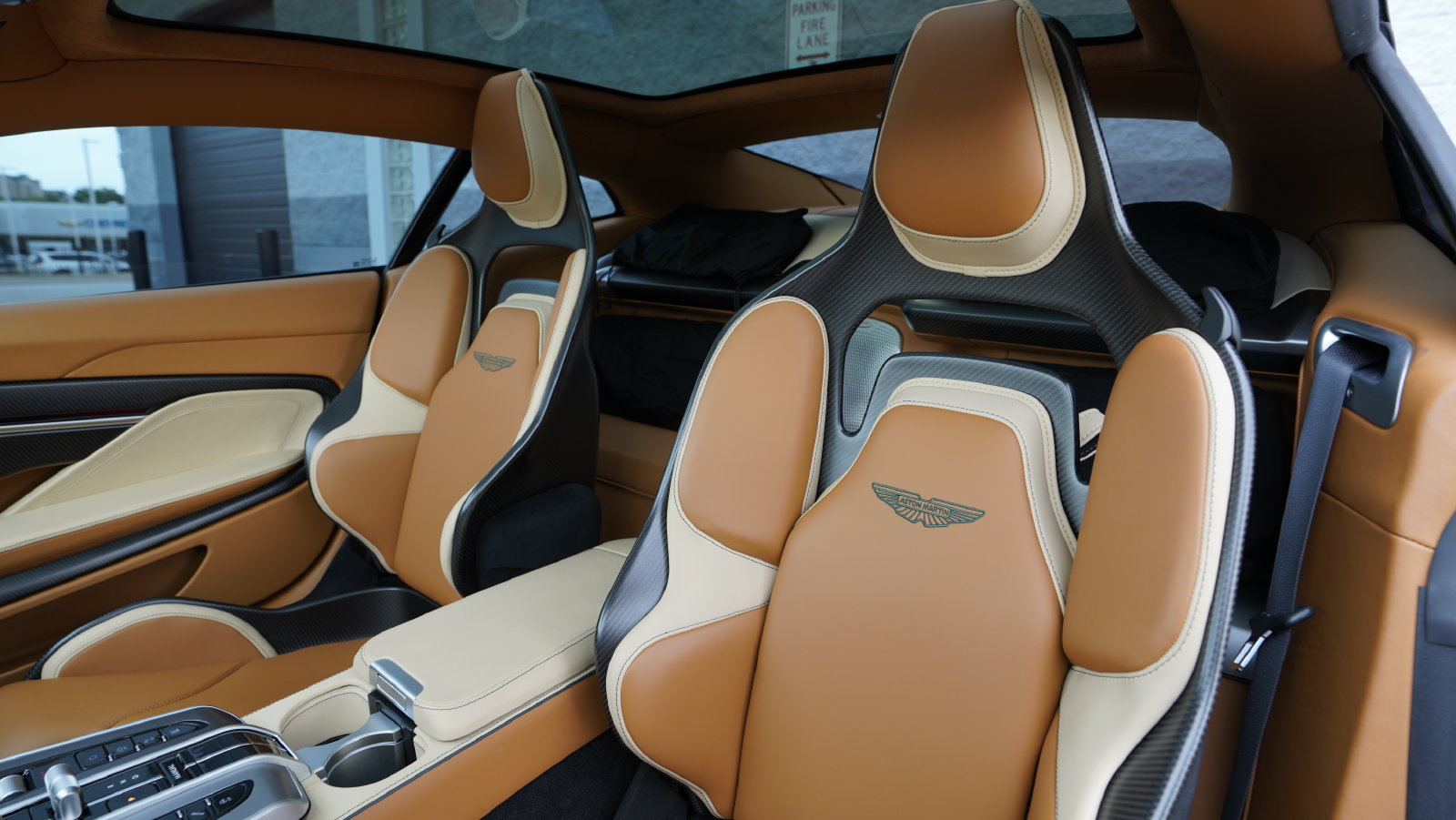 Used 2025 Aston Martin Vanquish RWD image 31