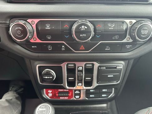 Used 2025 Jeep Wrangler Unlimited Rubicon image 22