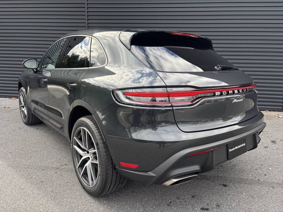 Certified 2026 Porsche Macan AWD/4WD image 3