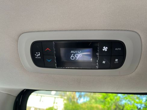 Used 2023 Chrysler Pacifica Touring-L FWD image 23